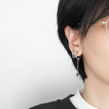 将图片加载到图库查看器,15 And 17mm Asymmetrical Spike Huggies Earrings