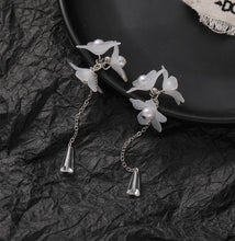 将图片加载到图库查看器,Surgical Steel Acrylic Flower Glass Beads Earrings