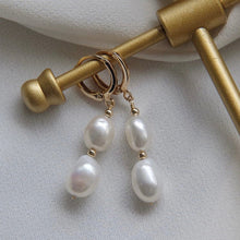 将图片加载到图库查看器,18K gold plated hoop earrings with 7-8mm freshwater pearls, perfect for adding a touch of elegance to any outfit.