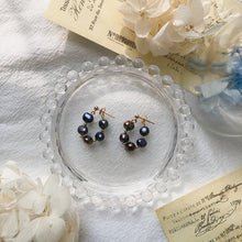 将图片加载到图库查看器,Hypoallergenic surgical steel hoop earrings with 4mm baroque peacock black freeform pearls, elegant and safe for sensitive ears.