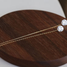 将图片加载到图库查看器,18K gold plated threader earrings with 8mm raw cubic zirconia stones, 10cm in length, perfect for adding a bold and stylish touch to any outfit.