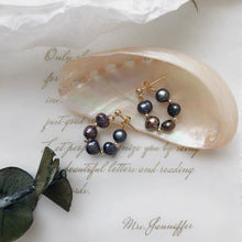 将图片加载到图库查看器,Hypoallergenic surgical steel hoop earrings with 4mm baroque peacock black freeform pearls, elegant and safe for sensitive ears.