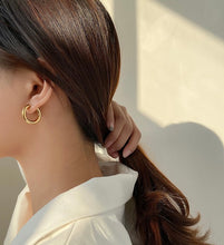 Load image into Gallery viewer, 18K Gold Plated 15-16mm Hoop Huggies Earrings