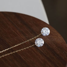 将图片加载到图库查看器,18K gold plated threader earrings with 8mm raw cubic zirconia stones, 10cm in length, perfect for adding a bold and stylish touch to any outfit.