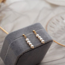 将图片加载到图库查看器,18K gold plated stud earrings with 3-4mm baroque natural pearls in a bar stud design, perfect for adding a touch of modern elegance to any outfit.