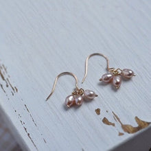 将图片加载到图库查看器,18K gold dangle earrings with 4mm AAA grade oval freshwater pearls, available in white, purple, or peach. Elegant and sophisticated design.