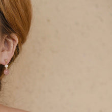将图片加载到图库查看器,Gold plated stud earrings with natural baroque pearls and Mozambique rose quartz, 4mm and 8mm, respectively.