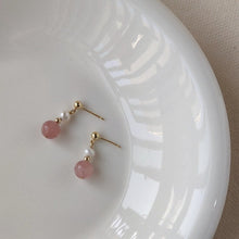 将图片加载到图库查看器,Gold plated stud earrings with natural baroque pearls and Mozambique rose quartz, 4mm and 8mm, respectively.