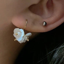 Load image into Gallery viewer, 18K gold-plated earrings with 10mm mother of pearl three-petal flower design. Perfect for weddings, bridal parties, and bridesmaid gifts.