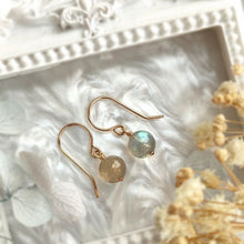 将图片加载到图库查看器,Dangle earrings featuring 8mm AAA labradorite gemstones set in 18k gold plated settings, showcasing stunning iridescence and color play.