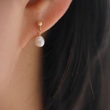 将图片加载到图库查看器,18K gold plated or steel dangle earrings with 4mm natural oval pearls, perfect for adding a subtle touch of sophistication to any outfit.