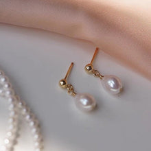将图片加载到图库查看器,18K gold plated or steel dangle earrings with 4mm natural oval pearls, perfect for adding a subtle touch of sophistication to any outfit.