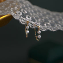 Load image into Gallery viewer, 18K gold-plated chain earrings with 3mm mini pearls, total length of 3cm. Elegant and stylish, suitable for any occasion.