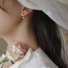 Load image into Gallery viewer, 18K gold-plated chain earrings with 3mm mini pearls, total length of 3cm. Elegant and stylish, suitable for any occasion.