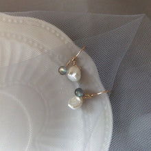이미지를 갤러리 뷰어에 로드 , A pair of elegant earrings featuring a 4mm Labradorite stone and 6-7mm Keshi pearls, plated with 18K gold.
