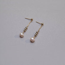 将图片加载到图库查看器,18K gold plated or surgical steel earrings with 7-8mm natural off-round pearls, perfect for adding a touch of sophistication to any outfit.