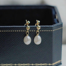 将图片加载到图库查看器,18K gold plated or steel dangle earrings with 4mm natural oval pearls, perfect for adding a subtle touch of sophistication to any outfit.