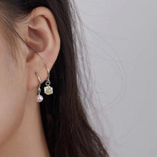 将图片加载到图库查看器,Set of 4 dainty and minimalist earrings, including lever back steel earrings with natural baroque pearls, sugar cube hoops, and CZ beads