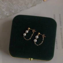 Load image into Gallery viewer, 18K gold-plated chain earrings with 3mm mini pearls, total length of 3cm. Elegant and stylish, suitable for any occasion.