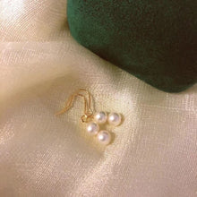 将图片加载到图库查看器,18K gold plated dangle earrings with AAA-grade 7mm freshwater pearls, perfect for adding a touch of sophistication to any outfit.