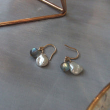 이미지를 갤러리 뷰어에 로드 , A pair of elegant earrings featuring a 4mm Labradorite stone and 6-7mm Keshi pearls, plated with 18K gold.