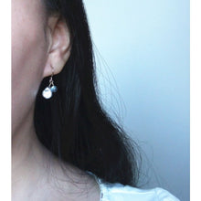 이미지를 갤러리 뷰어에 로드 , A pair of elegant earrings featuring a 4mm Labradorite stone and 6-7mm Keshi pearls, plated with 18K gold.