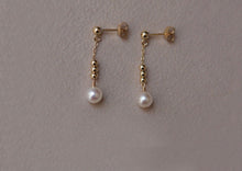 将图片加载到图库查看器,18K gold plated or surgical steel earrings with 7-8mm natural off-round pearls, perfect for adding a touch of sophistication to any outfit.