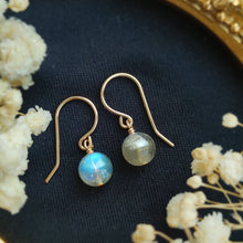 将图片加载到图库查看器,Dangle earrings featuring 8mm AAA labradorite gemstones set in 18k gold plated settings, showcasing stunning iridescence and color play.