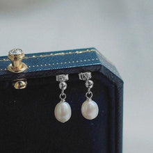 将图片加载到图库查看器,18K gold plated or steel dangle earrings with 4mm natural oval pearls, perfect for adding a subtle touch of sophistication to any outfit.