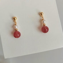 将图片加载到图库查看器,A pair of elegant earrings plated with 18K gold, featuring a 4mm natural pearl and an 8mm AAA-grade strawberry quartz stone.