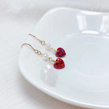 将图片加载到图库查看器,18K gold-plated earrings with 3mm pearls and 6mm garnet red cubic zirconia. Elegant and glamorous, ideal for adding a touch of sophistication to your look.