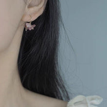 Load image into Gallery viewer, 18K gold-plated earrings with 3-7mm strawberry quartz chips. Organic and bohemian, ideal for adding a natural touch to your look.