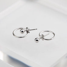 将图片加载到图库查看器,Minimalist circle ring stud earrings, hypoallergenic and perfect for everyday wear. 13mm diameter.