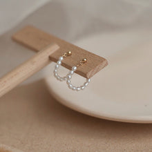 将图片加载到图库查看器,18K gold-plated stud earrings with tiny 2.5-3mm freshwater pearls. Elegant and versatile, suitable for casual and formal wear.