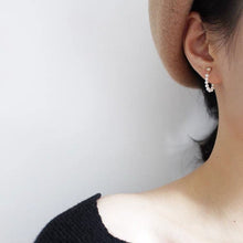 将图片加载到图库查看器,18K gold-plated stud earrings with tiny 2.5-3mm freshwater pearls. Elegant and versatile, suitable for casual and formal wear.