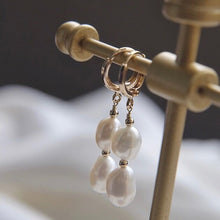 将图片加载到图库查看器,18K gold plated hoop earrings with 7-8mm freshwater pearls, perfect for adding a touch of elegance to any outfit.