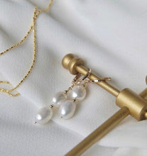 将图片加载到图库查看器,18K gold plated hoop earrings with 7-8mm freshwater pearls, perfect for adding a touch of elegance to any outfit.