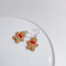 이미지를 갤러리 뷰어에 로드 , S925 Asymmetrical Gingerbread Man Christmas Ornaments Gingerbread Xmas Earrings
