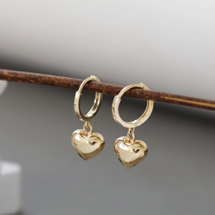 미니멀리스트 18K 골드 도금 황동 10mm 하트 허기 귀걸이 후프 16mm