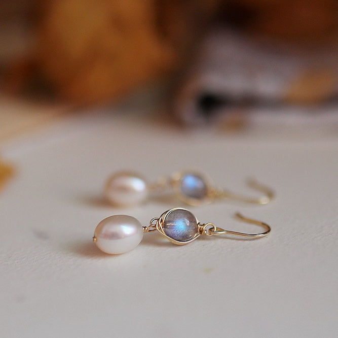 Wire-wrapped earrings plated with 18K gold, featuring a 5mm Labradorite stone and an 8mm freshwater pearl.