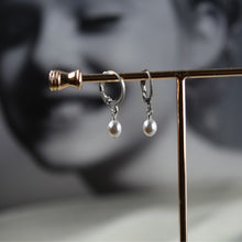 이미지를 갤러리 뷰어에 로드 , 18K gold-plated surgical steel hoop earrings with 5mm AAA freshwater pearls, elegant and versatile.
