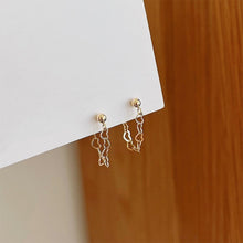 将图片加载到图库查看器，18K gold-plated surgical stainless steel heart chain earrings, 2.5cm in length, minimalist and elegant.
