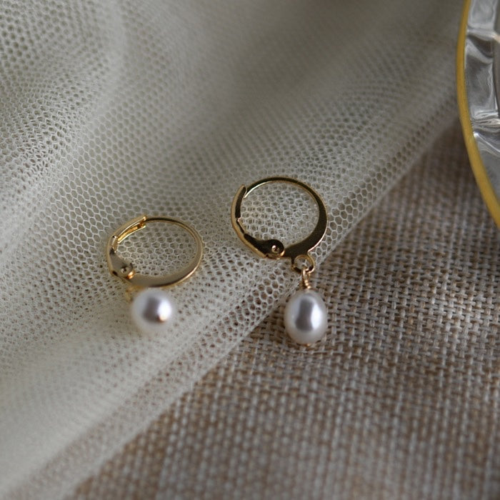 18K gold-plated surgical steel hoop earrings with 5mm AAA freshwater pearls, elegant and versatile.