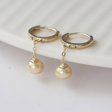 Load image into Gallery viewer, 18K gold-plated surgical steel hoop earrings with 16mm hoop and 8mm freshwater button pearls in peach. Total length of 3.5-4cm. Elegantly designed for any occasion.
