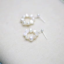 이미지를 갤러리 뷰어에 로드 , S925 실버 스터드 4-5mm 담수 바로크 화이트 진주 서클 귀걸이
