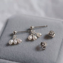 将图片加载到图库查看器，A pair of 18K Gold Plated or surgical steel stud earrings with AAA 4-5mm small oval natural pearls.
