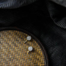 이미지를 갤러리 뷰어에 로드 , 천연보석 8mm 백옥 둥근구슬 스터드 골드 귀걸이
