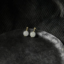 이미지를 갤러리 뷰어에 로드 , 천연보석 8mm 백옥 둥근구슬 스터드 골드 귀걸이

