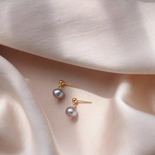 将图片加载到图库查看器，Gold Natural Freshwater 4-6mm Small Button Grey Pearls Earrings
