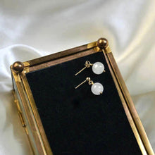 이미지를 갤러리 뷰어에 로드 , 천연보석 8mm 백옥 둥근구슬 스터드 골드 귀걸이
